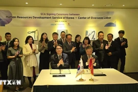 Deputy Minister of Home Affairs Vu Chien Thang witnesses the signing of a service contract agreement between HRD Korea and Vietnam’s Centre of Overseas Labour (COLAB). (Photo: VNA)