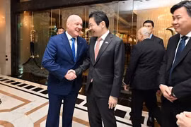Prime Minister of Singapore Lawrence Wong (right) shaking hands with Prime Minister of New Zealand Christopher Luxon before leaving Shangri-La Hotel on May 4, 2026. (Photo: channelnewsasia.com)