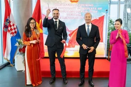 Vietnam’s Honorary Consul in Croatia Marko Moric (2nd, left) and Vietnamese Ambassador to Croatia Bui Le Thai (3nd, left) cut the ribbon to inaugurate the Vietnamese Honorary Consulate in Zagreb on December 4. (Photo: VNA)