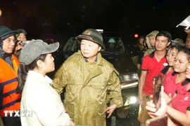 Deputy Prime Minister Tran Hong Ha visits residents affected by flooding on Chi Lang street in Phu Xuan ward, Hue city, on the evening of October 28. (Photo: VNA)