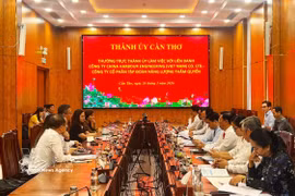 Nguyen Tuan Anh, Deputy Secretary of the municipal Party Committee, holds a working session with a consortium of China Harbour Engineering Company (Vietnam) and Shenzhen Energy Group on March 26, 2026. (Photo: VNA)