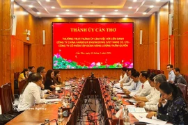 Nguyen Tuan Anh, Deputy Secretary of the municipal Party Committee, holds a working session with a consortium of China Harbour Engineering Company (Vietnam) and Shenzhen Energy Group on March 26, 2026. (Photo: VNA)