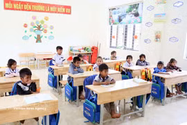 Ensuring full school attendance among pupils at the K Ai satellite campus in Dan Hoa commune, Quang Tri province has been made possible thanks to the persistent and quiet efforts of teachers, border guards, and local authorities. (Photo: VNA)