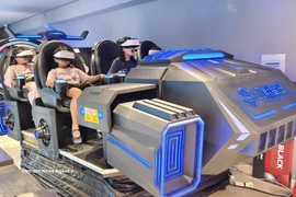 Experience virtual reality technology at Nha Trang Center shopping mall (Khanh Hoa). (Photo: VNA)