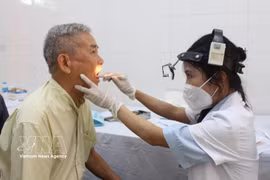 An elderly receives health check-ups. (Photo: VNA)