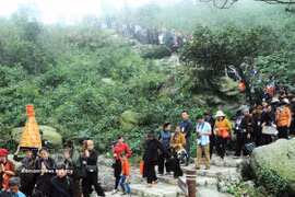 Visitors joining Tay Yen Tu Festival (Photo: VNA)