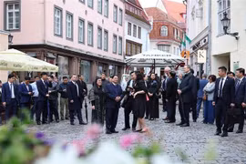 PM Pham Minh Chinh, his spouse, and the Vietnamese delegation tour Tallinn Old Town on June 5. (Photo: VNA)