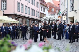 PM Pham Minh Chinh, his spouse, and the Vietnamese delegation tour Tallinn Old Town on June 5. (Photo: VNA)