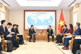 Deputy Prime Minister Ho Duc Phoc (R) receives Kim Sung-tae, Chairman and CEO of the Industrial Bank of Korea (IBK), in Hanoi on September 23. (Photo: VNA)
