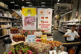 Vietnamese agricultural products are promoted in Germany. The Vietnam Trade Office in Germany, in coordination with the Selgros wholesale supermarket system, organise "Vietnamese Goods Day" in Berlin, Germany on June 17. (Photo: moit.gov.vn)