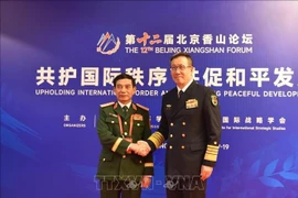 Vietnamese Minister of National Defence Gen. Phan Van Giang (left) and Chinese Minister of National Defence Sen. Lt. Gen. Dong Jun at their meeting in Beijing on September 18. (VNA)