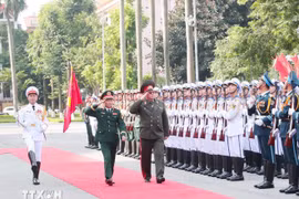 Gen. Nguyen Tan Cuong, Chief of the General Staff of the Vietnam People’s Army and Deputy Minister of National Defence (left) and Maj. Gen. Pavel Muraveiko review the Guard of Honour of the Vietnam People's Army. (Photo: VNA)