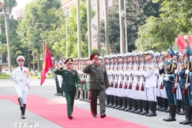 Gen. Nguyen Tan Cuong, Chief of the General Staff of the Vietnam People’s Army and Deputy Minister of National Defence (left) and Maj. Gen. Pavel Muraveiko review the Guard of Honour of the Vietnam People's Army. (Photo: VNA)
