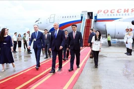 The welcome ceremony for Chairman of the State Duma of the Federal Assembly of the Russian Federation Vyacheslav Volodin at the Noi Bai International Airport. (Photo: VNA)