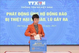 Vietnam News Agency General Director Vu Viet Trang donates in support of residents in the central region affected by recent flooding. (Photo: VNA)
