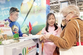 French tourists learn about Vietnamese tourism at the 49th World Travel Fair held in Paris (Photo: VNA)