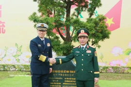 Vietnamese Minister of National Defence Gen. Phan Van Giang (R) and his Chinese counterpart, Sen. Lieut. Gen. Dong Jun, plant a commemorative tree at the Mong Cai International Border Gate. (Photo: VNA)