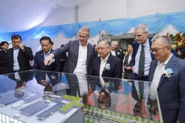 DPM Gan Kim Yong with EDB chairman Png Cheong Boon (second from left) and AP Moller-Maersk chief executive Vincent Clerc (third from left), looking at a model of World Gateway II. (Photo: MAERSK)