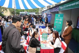 A job fair in Hanoi. Nearly 19,900 people find employment through job consulting services, job fairs, and the city’s employment service centre in the first nine months of this year. (Photo: VNA)