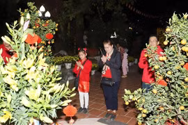Vietnamese people in Laos visit Phat Tich pagoda in Vientiane, Laos on the first day of the Lunar New Year. (Photo: VNA)