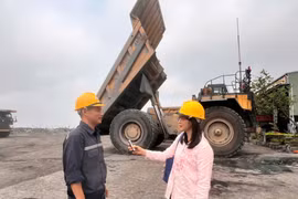 A journalist records an on-site interview for podcast production. (Photo: baoquangninh.vn)