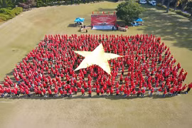 The festival’s most moving highlight is the moment when over 1,000 Vietnamese participants form a giant Vietnamese national flag. (Photo: VNA)