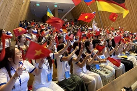 Here is a clear, concise English translation in a press-style tone: Young overseas Vietnamese and students from 31 countries and territories attend the opening ceremony of the “Vietnam Summer Camp 2025” program on July 16, 2025. (Photo: VNA)