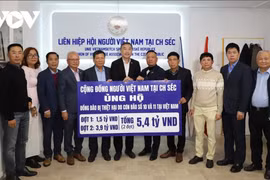 The Union of Vietnamese Associations in the Czech Republic presents 5.4 billion VND to the representative of the Central Committee of the Vietnam Fatherland Front. (Photo: vov.vn) 