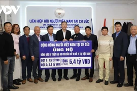 The Union of Vietnamese Associations in the Czech Republic presents 5.4 billion VND to the representative of the Central Committee of the Vietnam Fatherland Front. (Photo: vov.vn) 