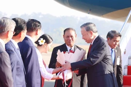 Party General Secretary To Lam is welcomed at the Wattay International Airport in Vientiane on February 5 morning. (Photo: VNA)