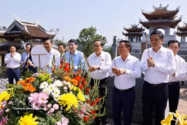 National Assembly Chairman Tran Thanh Man and officials offer incense to President Ho Chi Minh at Chung Son Temple on February 28. (Photo: VNA)
