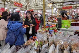 Visitors shop at Spring Fair 2026 (Photo: VNA)