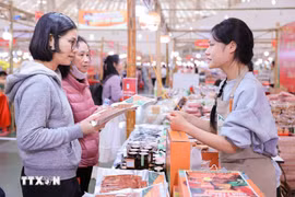 Visitors shop at Glorious Spring Fair 2026 (Photo: VNA)