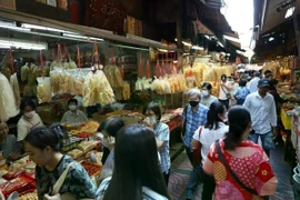 Shoppers make purchases for Chinese New Year celebrations at a market in Bangkok's Yaowarat district. (Photo: Bangkok Post)