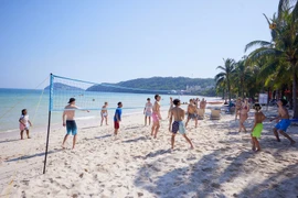 International tourists enjoy the "tropical paradise" Kem Beach in Phu Quoc. (Photo: Sun Group)