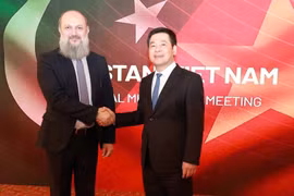 Vietnamese Minister of Industry and Trade Nguyen Hong Dien (R) and Pakistani Minister of Commerce Jam Kamal Khan (Photo: baochinhphu.vn)