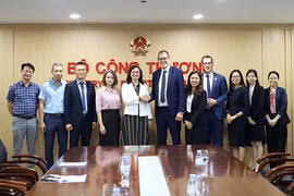 Deputy Minister of Industry and Trade Phan Thi Thang ( fifth, from left) meets with UNIDO Director General Gerd Müller in Hanoi on April 21. (Photo: The courtesy of MoIT)