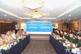 The dialogue between the delegations of young Vietnamese and Philippine military officers in Hanoi on September 23 (Photo: VNA)