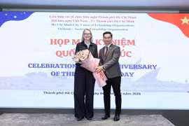 Nguyen Quang Trung, Vice Chairman of the Vietnam-Australia Friendship Association in Ho Chi Minh City (right), presents flowers to congratulate the Australian Consul General in Ho Chi Minh City. (Photo: VNA)