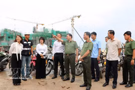 The delegation checks a venue for activities of the APEC Economic Leaders’ Week 2027. (Photo: VNA)