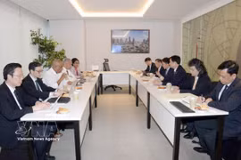 Politburo member Nguyen Duy Ngoc (third, right), who is Standing Deputy Head of the Central Steering Committee for Science-Technology Development, Innovation and Digital Transformation, holds a working session with the Colombo Port City Management Board. (Photo: VNA)