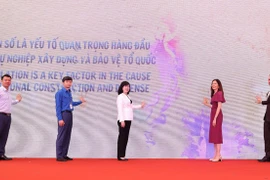 From left: Minister of Health Dao Hong Lan (3rd), UN Resident Coordinator in Vietnam Pauline Fatima Tamesis (4th), and UNFPA Representative in Vietnam Matt Jackson (5th) press the symbolic buttons to mark the World Population Day. (Photo: VietnamPlus) 