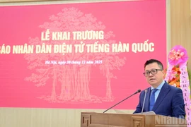 Le Quoc Minh, member of the Party Central Committee, Editor-in-Chief of Nhan Dan Newspaper, and Deputy Head of the Party Central Committee's Commission for Information, Education and Mass Mobilisation, speaks at the launch the Korean-language version of the newspaper's online platform in Hanoi on December 30. (Photo: nhandan.vn)
