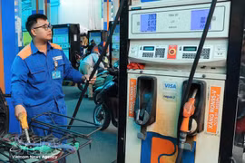 A Petrolimex worker refuels a motorbike. (Photo: VNA)