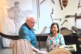 US veteran Robert Ambrose Connor (left) visits the Ho Chi Minh City Museum of History. (Photo : sggp.org.vn)