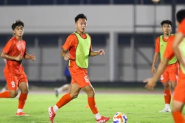 Vietnamese defensive midfielder Nguyen Thai Son in a training session in Bekasi in preparation for the ASEAN U23 Championship. (Photo: VFF)