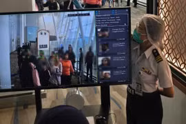 Passengers arriving from India are screened for any sign of a fever at Phuket airport on Sunday, part of the strict measures introduced to keep the Nipah virus out of Thailand. (Photo: Bangkok Post)
