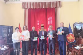 Vietnamese Ambassador to Austria Vu Le Thai Hoang poses for a commemorative photo with the family of renowned Austrian children’s author Mira Lobe. (Photo published by VNA)
