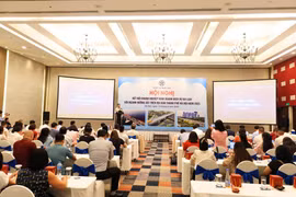 An overview of the meeting between tourism service businesses and the railway sector in Hanoi on August 13 (Photo: VNA)