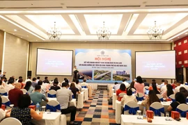 An overview of the meeting between tourism service businesses and the railway sector in Hanoi on August 13 (Photo: VNA)